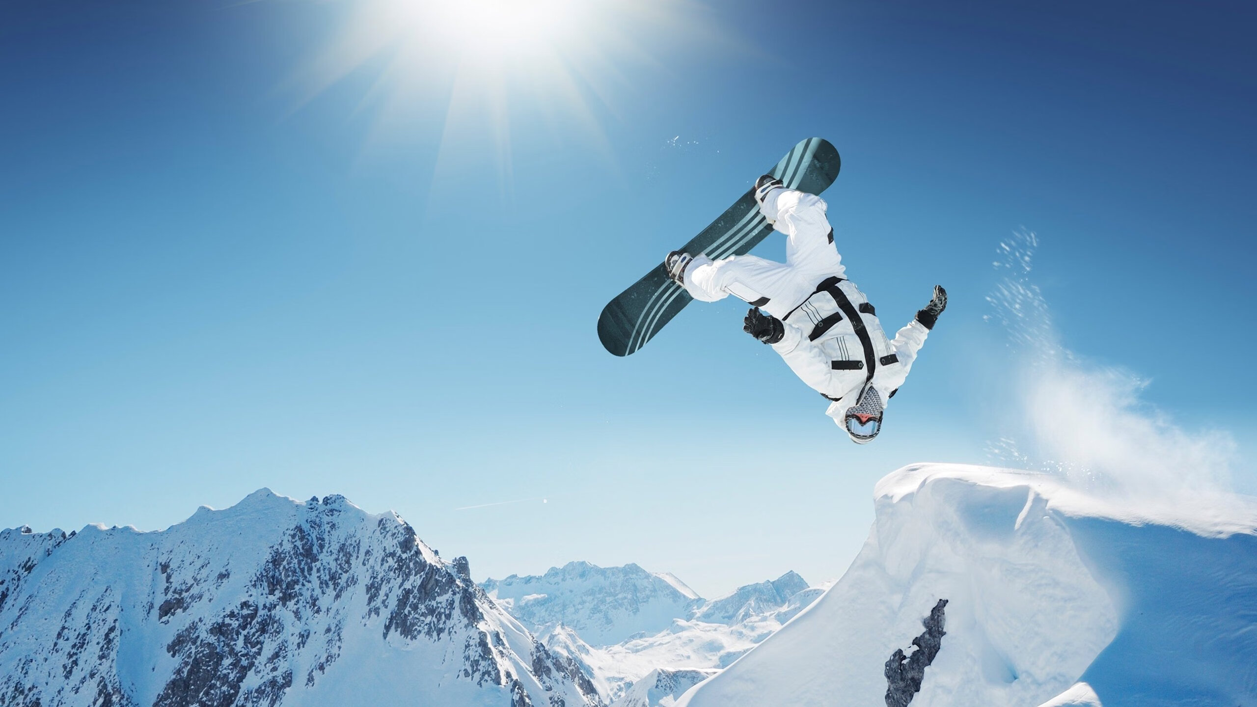 世界体育记者赛跑日 媒体人脱下相机跑向跑道